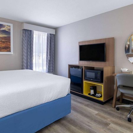 Days Inn & Suites By Wyndham Commerce Kültér fotó
