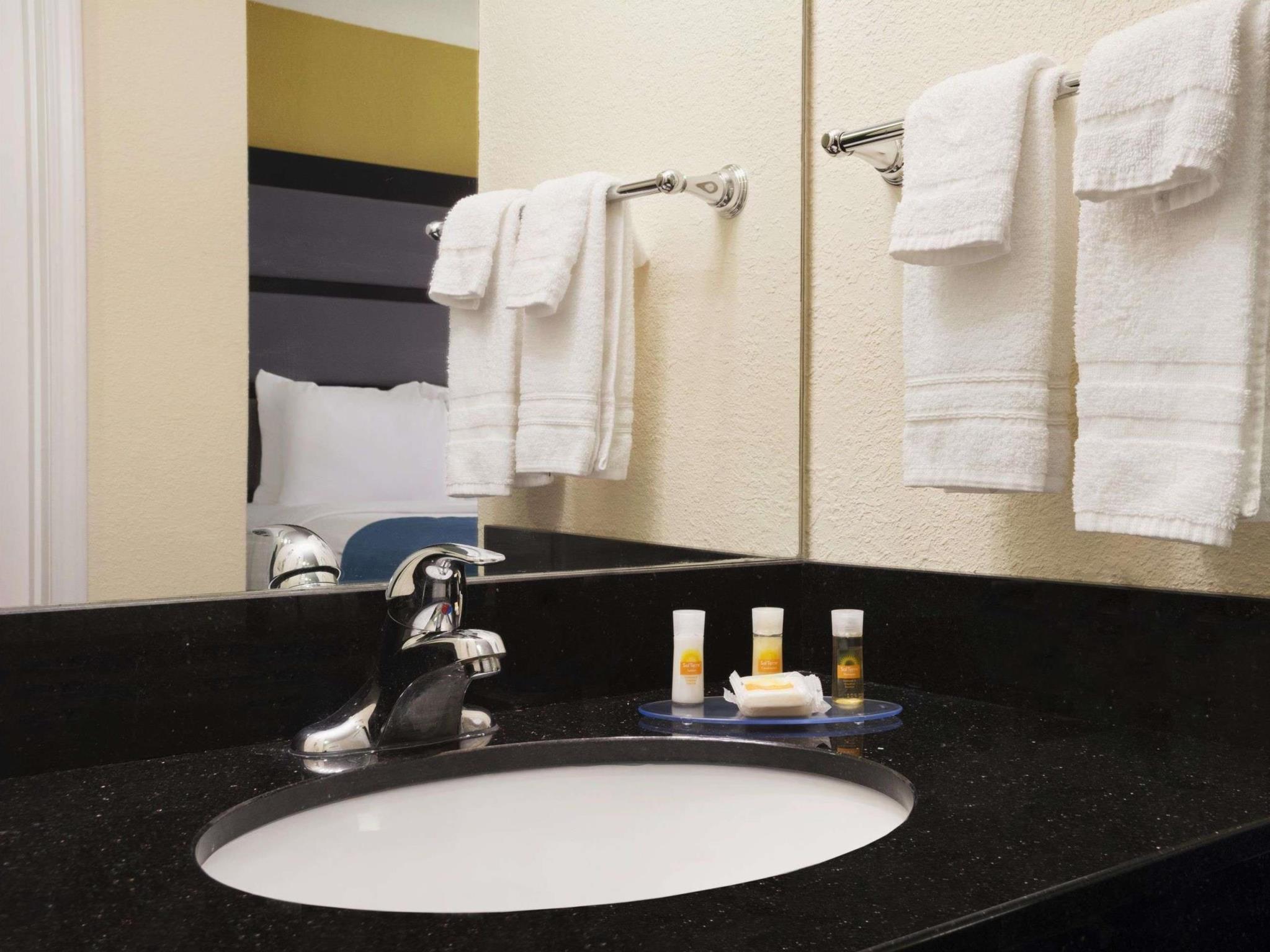 Days Inn & Suites By Wyndham Commerce Kültér fotó