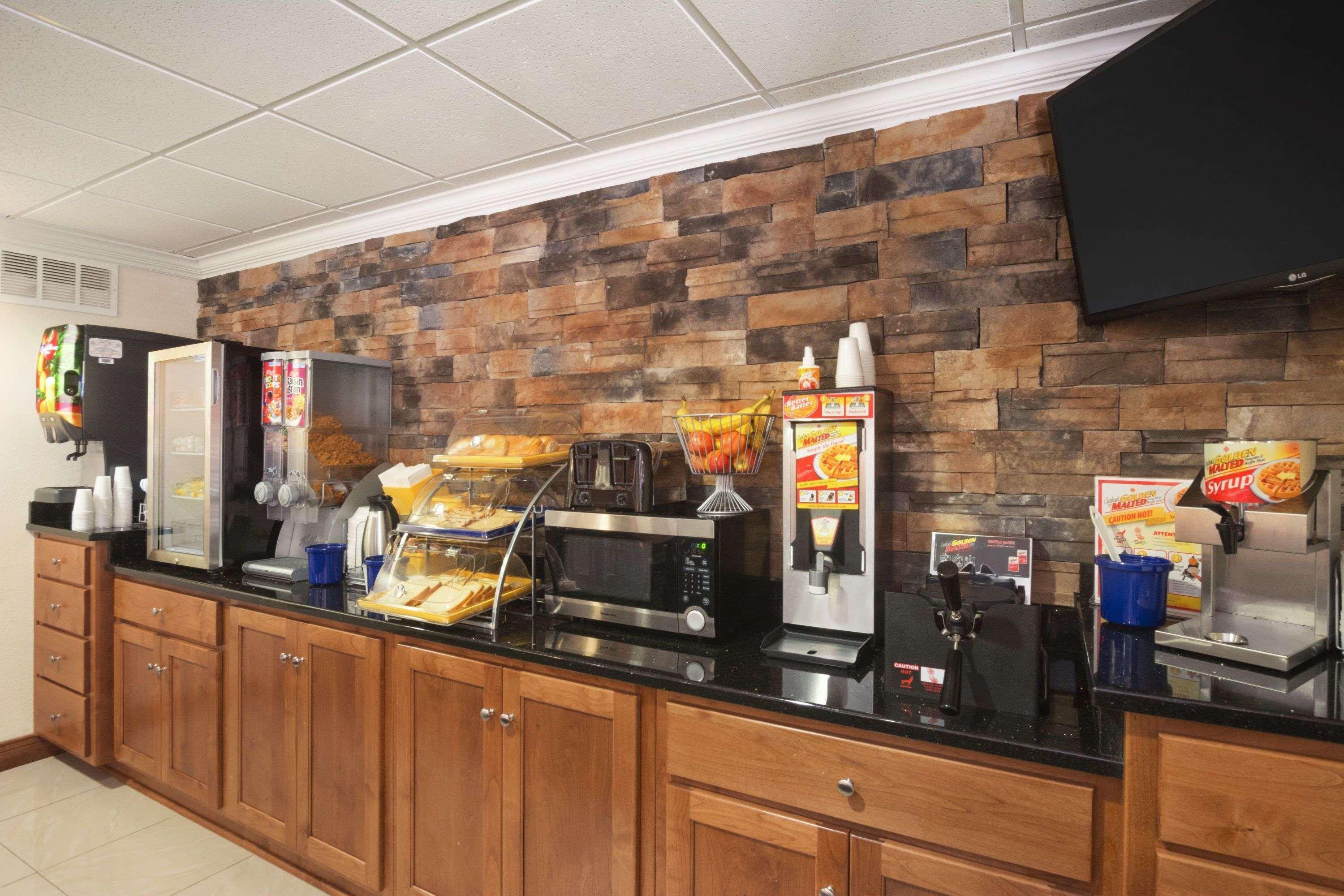 Days Inn & Suites By Wyndham Commerce Kültér fotó