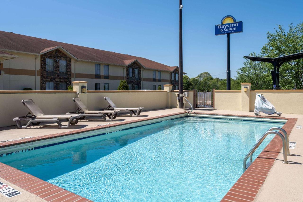Days Inn & Suites By Wyndham Commerce Kültér fotó