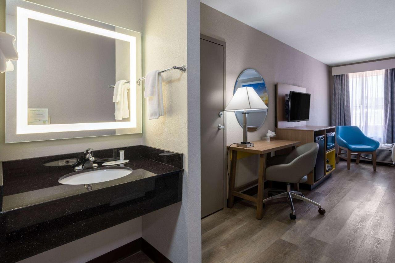 Days Inn & Suites By Wyndham Commerce Kültér fotó